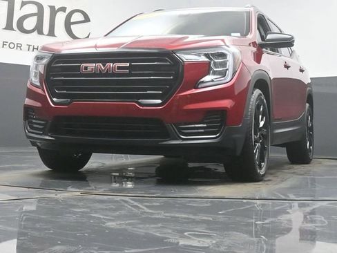 Used 2023 GMC Terrain SLE w/ Driver Convenience Package image 4