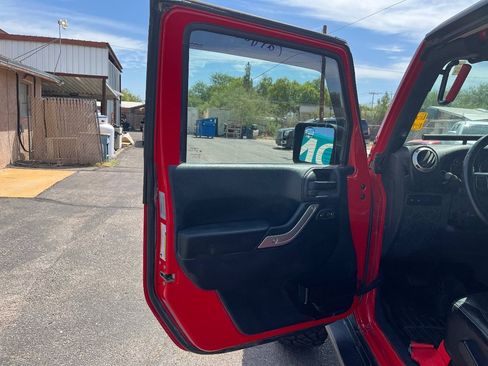 Used 2015 Jeep Wrangler Rubicon w/ Power Convenience Group AWD/4WD image 13