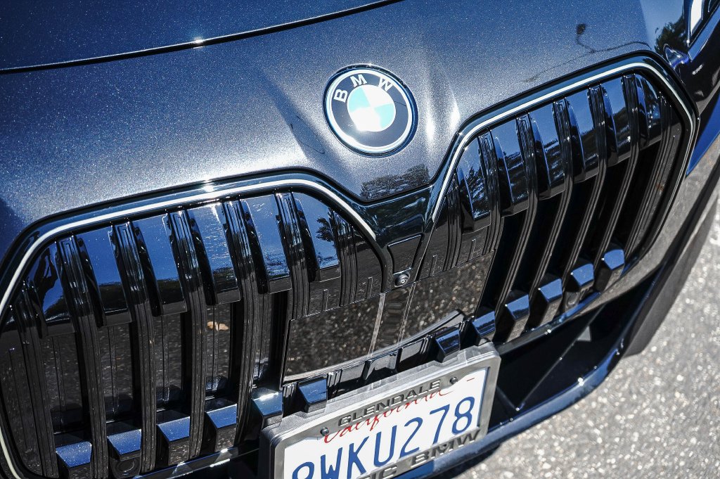 Used 2026 BMW 750e xDrive AWD/4WD image 11