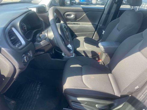 Used 2023 Jeep Renegade Latitude AWD/4WD image 5