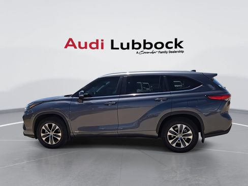 Used 2023 Toyota Highlander XLE AWD/4WD image 6