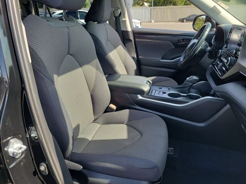 Used 2021 Toyota Highlander LE FWD image 19