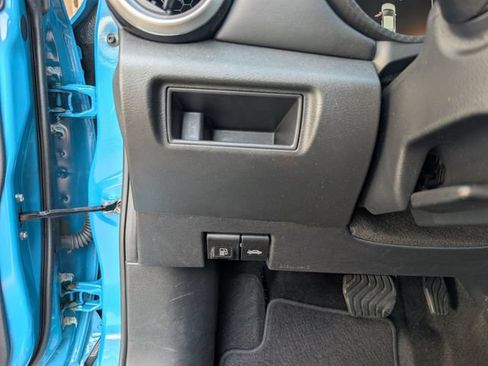 Used 2025 Nissan Versa SR FWD image 11