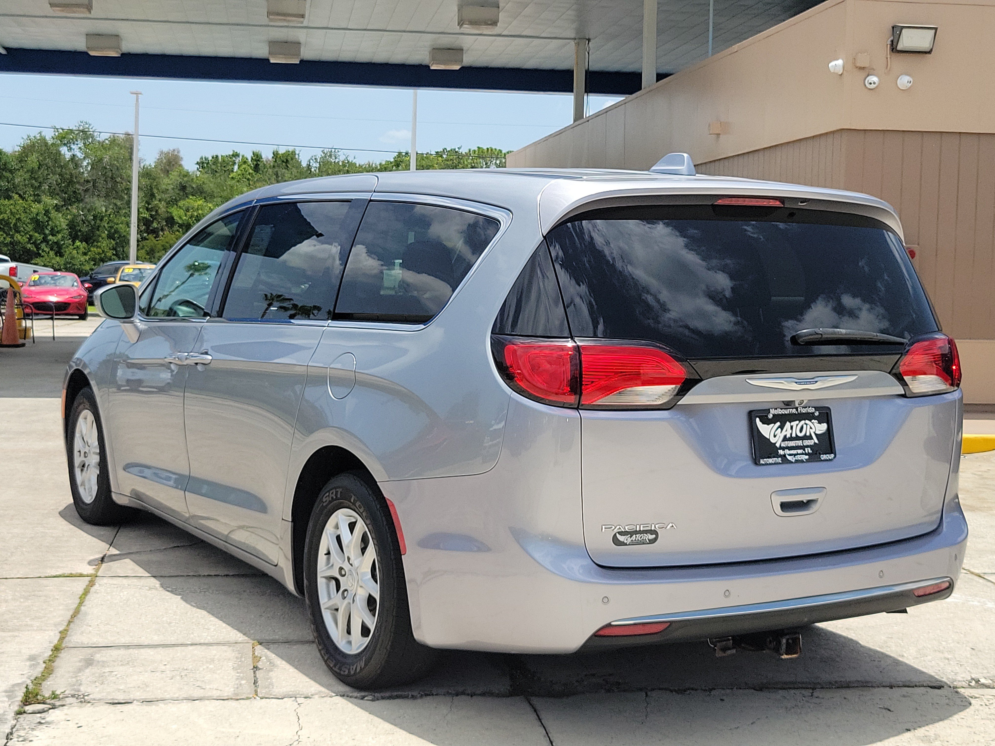 Used 2020 Chrysler Pacifica Touring FWD image 3