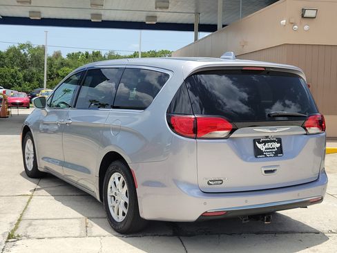 Used 2020 Chrysler Pacifica Touring FWD image 3