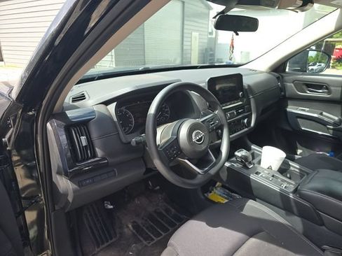 Used 2025 Nissan Pathfinder S FWD image 14