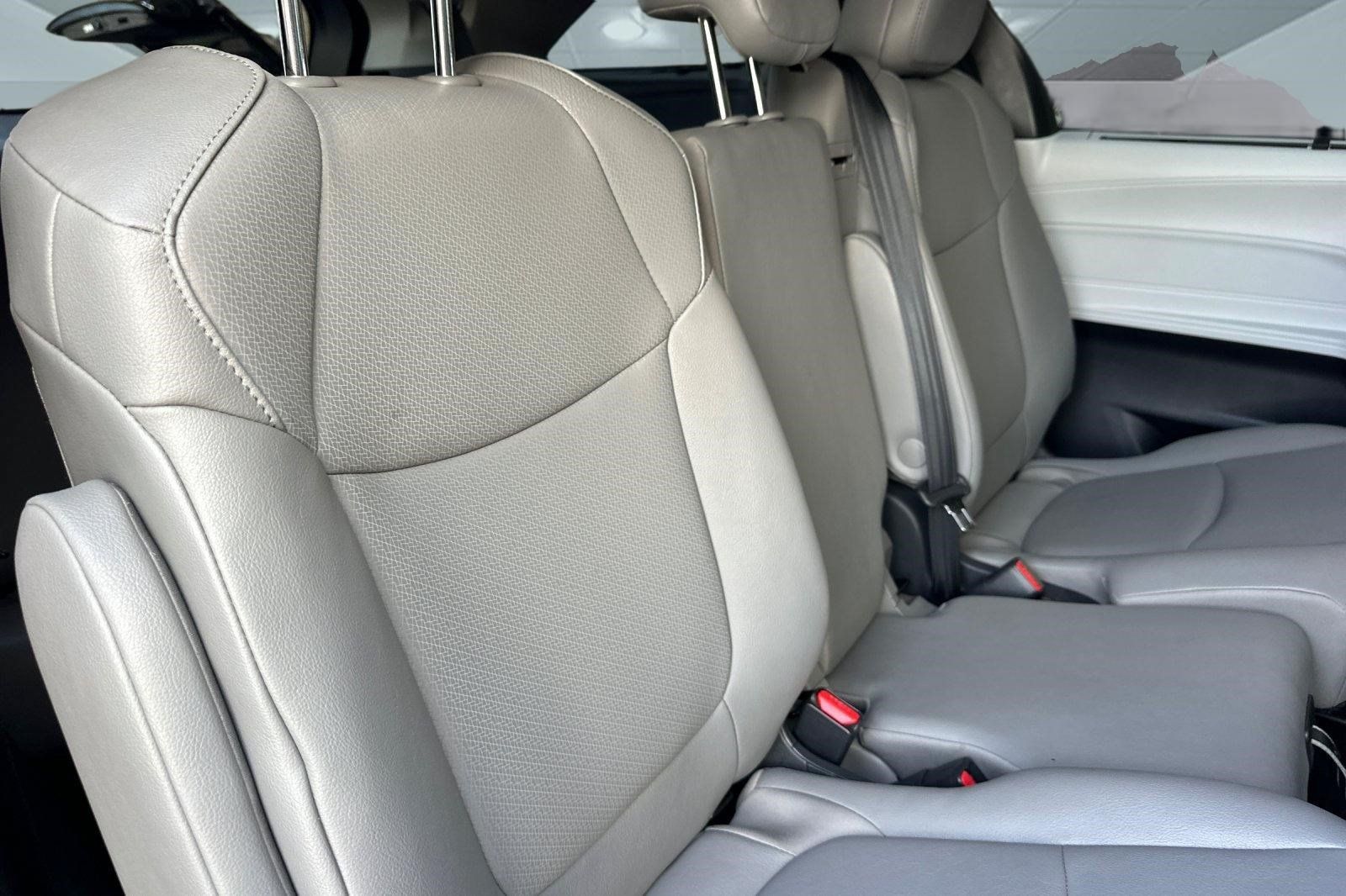 Used 2026 Toyota Sienna XLE FWD image 32