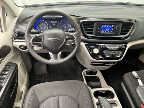 Used 2017 Chrysler Pacifica Touring FWD image 13