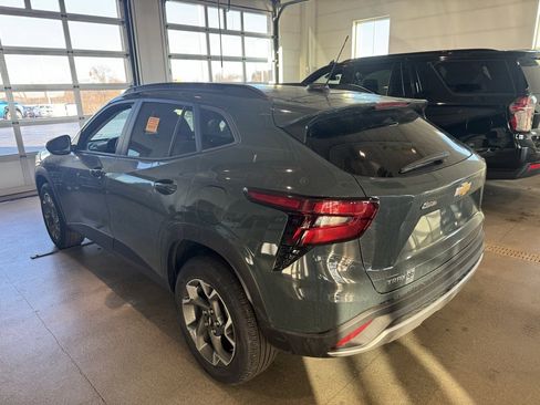 Used 2025 Chevrolet Trax LT w/ LT Convenience Package image 4