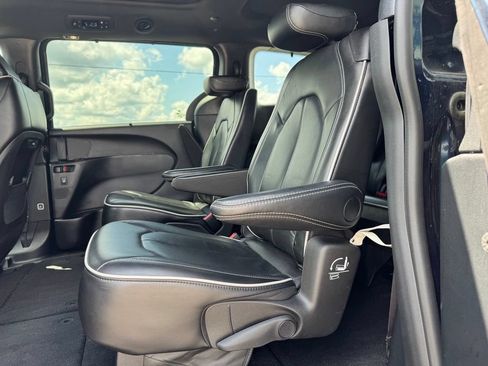 Used 2025 Chrysler Pacifica Limited FWD image 9