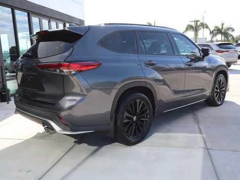 Used 2023 Toyota Highlander XSE FWD image 3