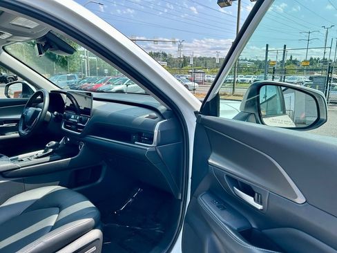 Certified 2025 Toyota Grand Highlander FWD image 17