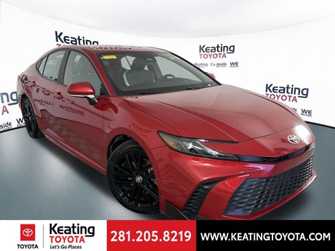 Used 2025 Toyota Camry SE image 2