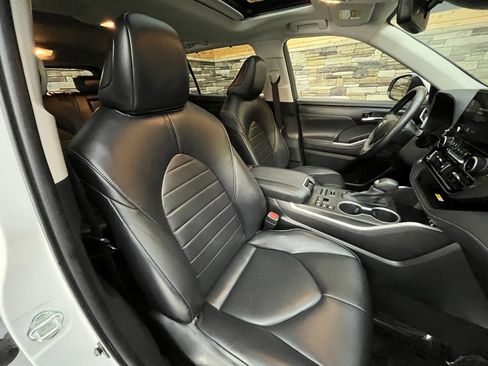 Used 2023 Toyota Highlander XLE AWD/4WD image 43