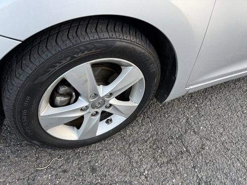 Used 2013 Hyundai Elantra GLS w/ Preferred Pkg image 18