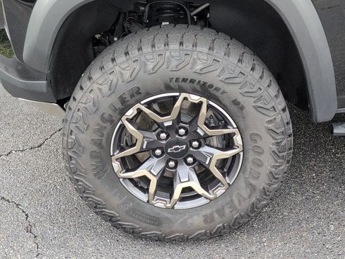 Used 2025 Chevrolet Colorado ZR2 w/ Technology Package AWD/4WD image 12