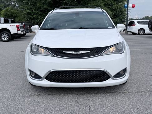 Used 2020 Chrysler Pacifica Touring-L FWD image 3