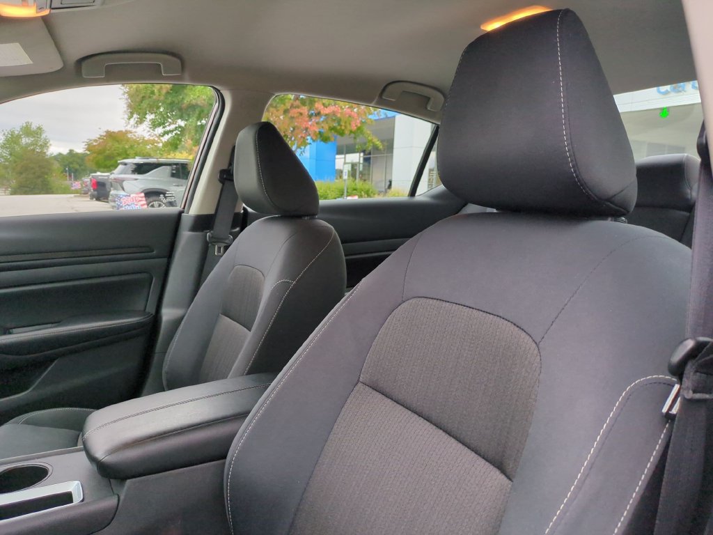 Used 2025 Nissan Altima 2.5 SV FWD image 14