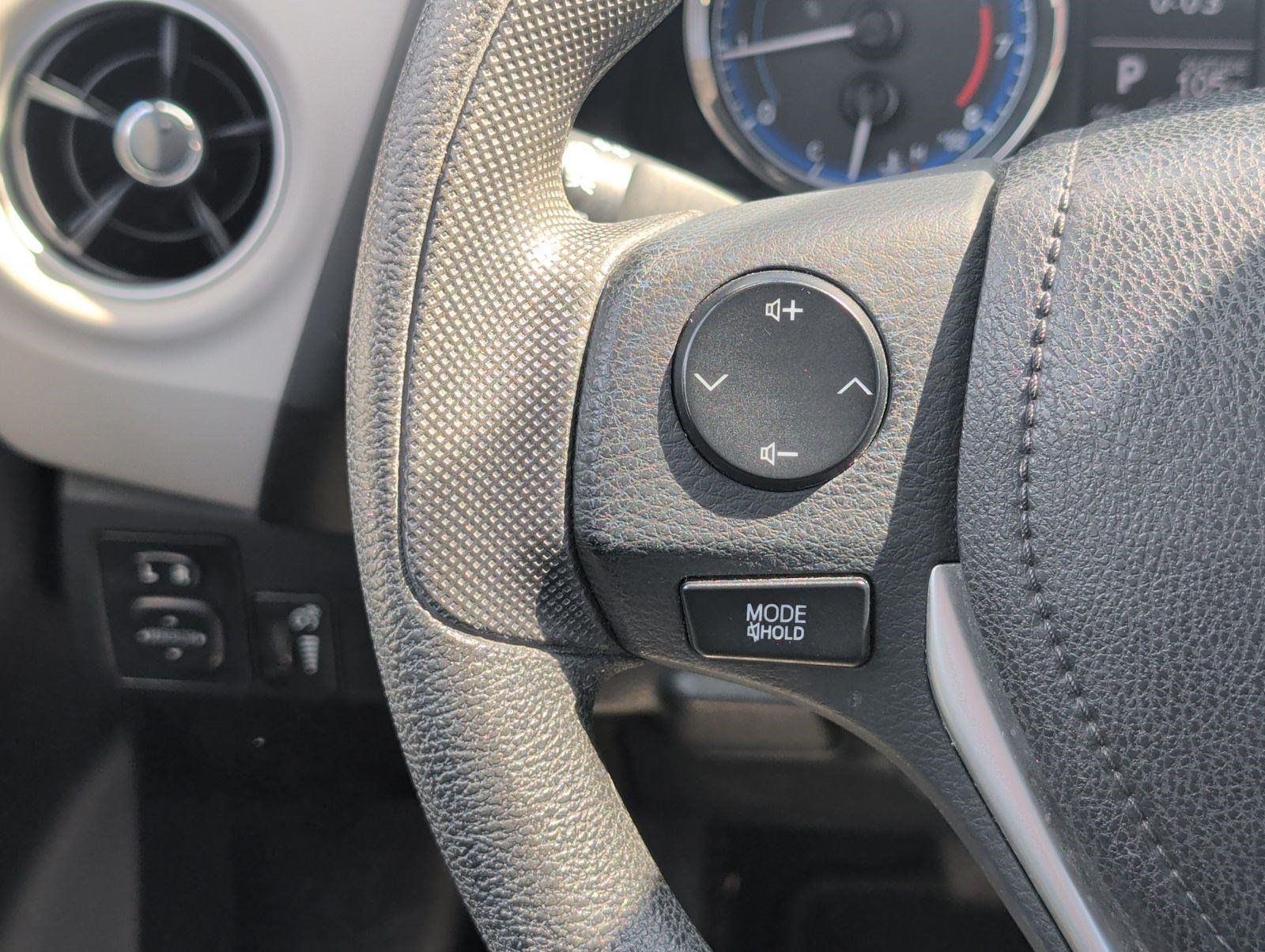 Used 2017 Toyota Corolla LE FWD image 14