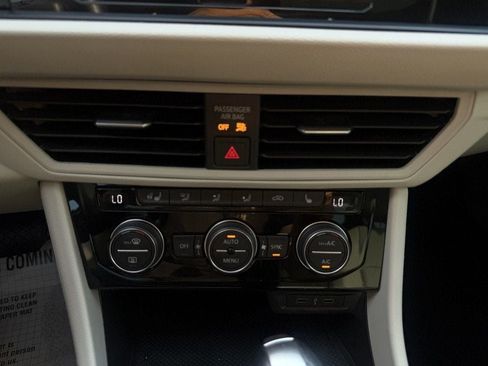 Used 2020 Volkswagen Jetta SE w/ SE Cold Weather Package FWD image 16