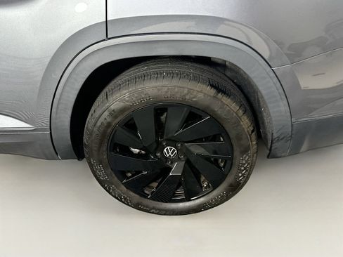 Used 2024 Volkswagen Atlas SE w/ Panoramic Sunroof Package FWD image 11