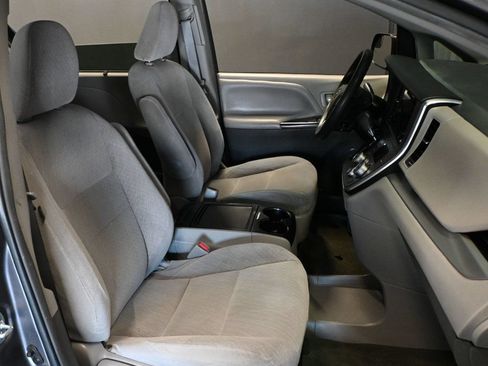 Used 2017 Toyota Sienna LE FWD image 19