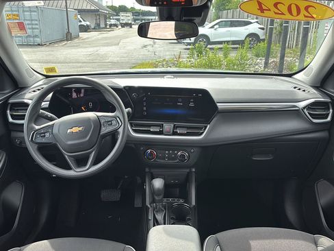 Used 2024 Chevrolet TrailBlazer LS w/ LS Convenience Package FWD image 11