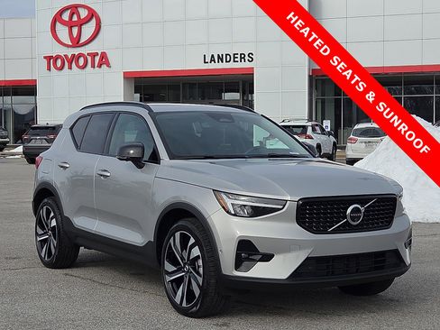 Used 2025 Volvo XC40 B5 Plus image 1