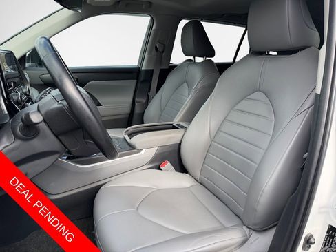 Used 2023 Toyota Highlander XLE image 12