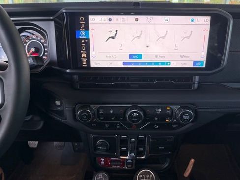 Used 2024 Jeep Wrangler Unlimited Rubicon image 17