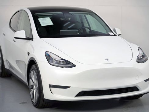 Used 2021 Tesla Model Y Long Range image 54