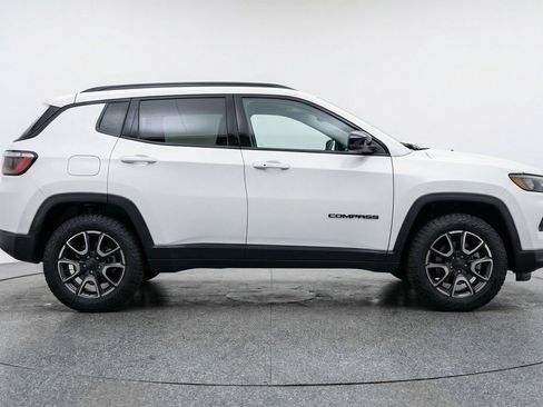 Used 2025 Jeep Compass Trailhawk AWD/4WD image 11