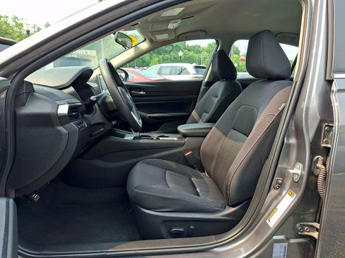 Used 2025 Nissan Altima 2.5 SV FWD image 13