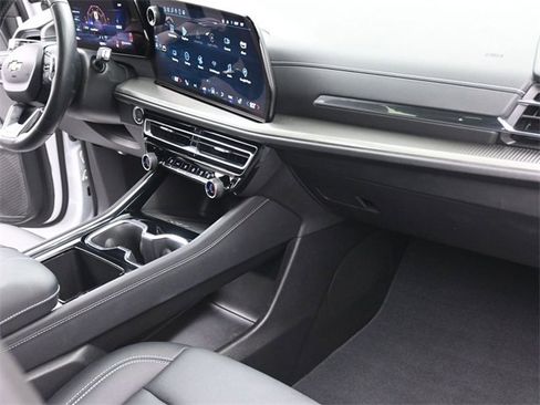 Used 2025 Chevrolet Traverse LT image 27