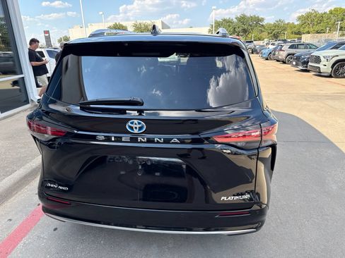 Used 2025 Toyota Sienna Platinum AWD/4WD image 8