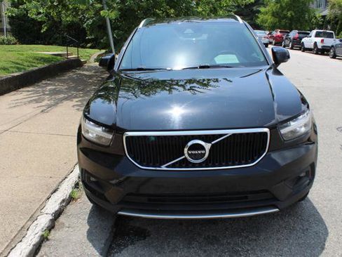 Used 2022 Volvo XC40 T5 Momentum image 3