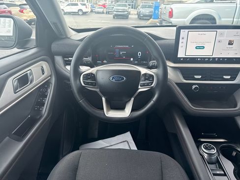 Used 2025 Ford Explorer Active AWD/4WD image 16