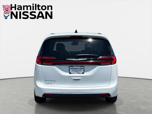 Used 2023 Chrysler Pacifica Touring-L FWD image 3