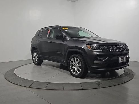 Used 2022 Jeep Compass Latitude w/ Mopar Graphics Package AWD/4WD image 8