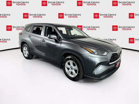 Used 2023 Toyota Highlander L FWD image 3