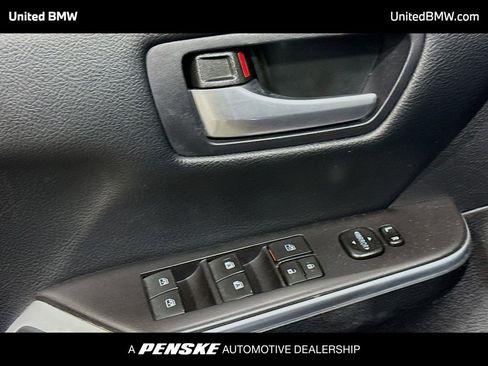 Used 2016 Toyota Camry SE image 3