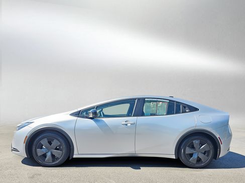 Used 2026 Toyota Prius Plug-In Hybrid FWD image 2