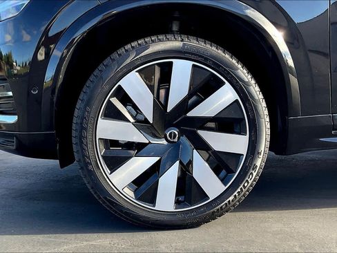 Used 2023 Volvo XC90 T8 Ultimate w/ Lounge Package image 12