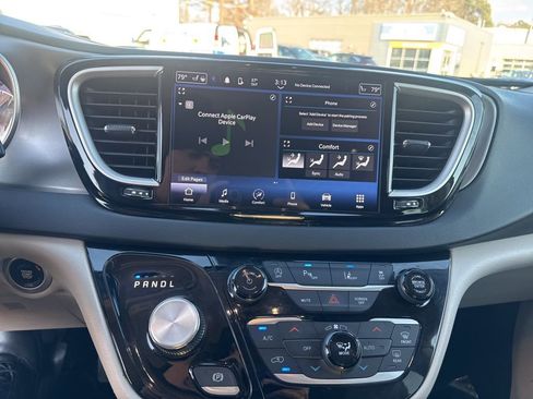 Used 2023 Chrysler Pacifica Touring-L image 19