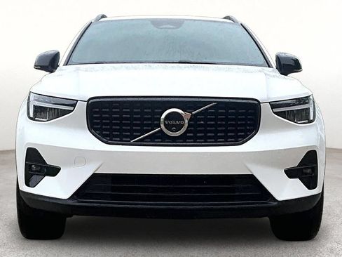 Certified 2025 Volvo XC40 B5 Plus AWD/4WD image 4