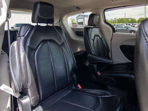 Used 2023 Chrysler Pacifica Touring-L FWD image 17