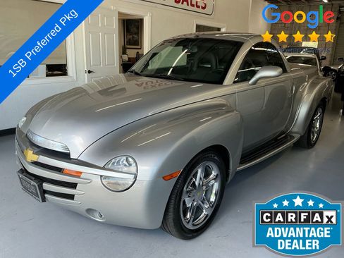 Used 2005 Chevrolet SSR w/ Preferred Equipment Group image 2