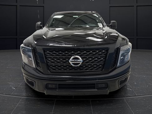 Used 2018 Nissan Titan SV w/ SV Convenience Package AWD/4WD image 11