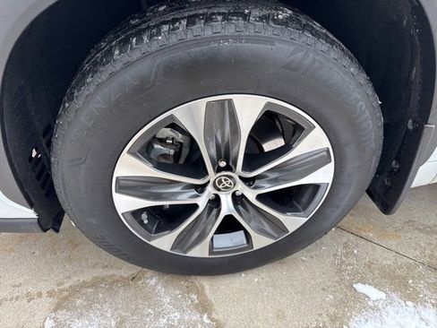 Used 2022 Toyota Highlander XLE image 11