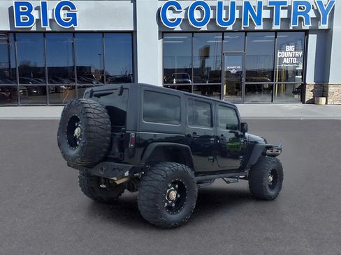 Used 2017 Jeep Wrangler Unlimited Rubicon w/ Connectivity Group AWD/4WD image 5